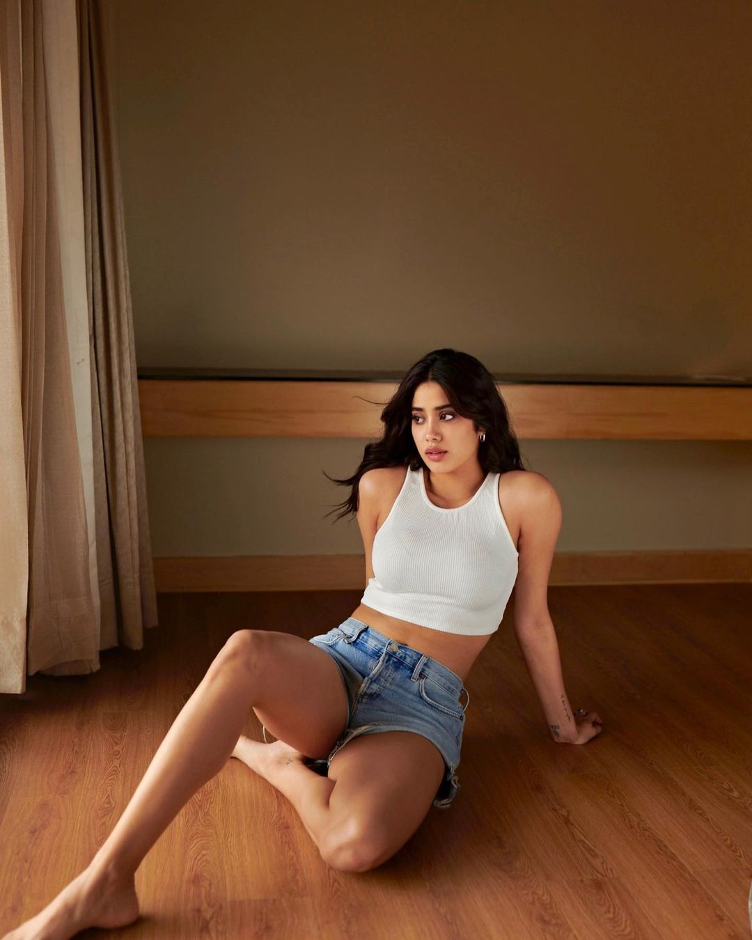 bollywood actress janhvi kapoor glamour pose hot photos getting viral