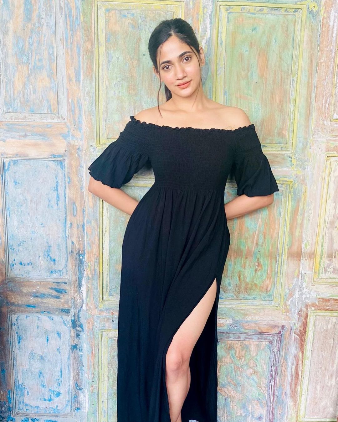 losliya hot photos getting viral on social media in black modern dress