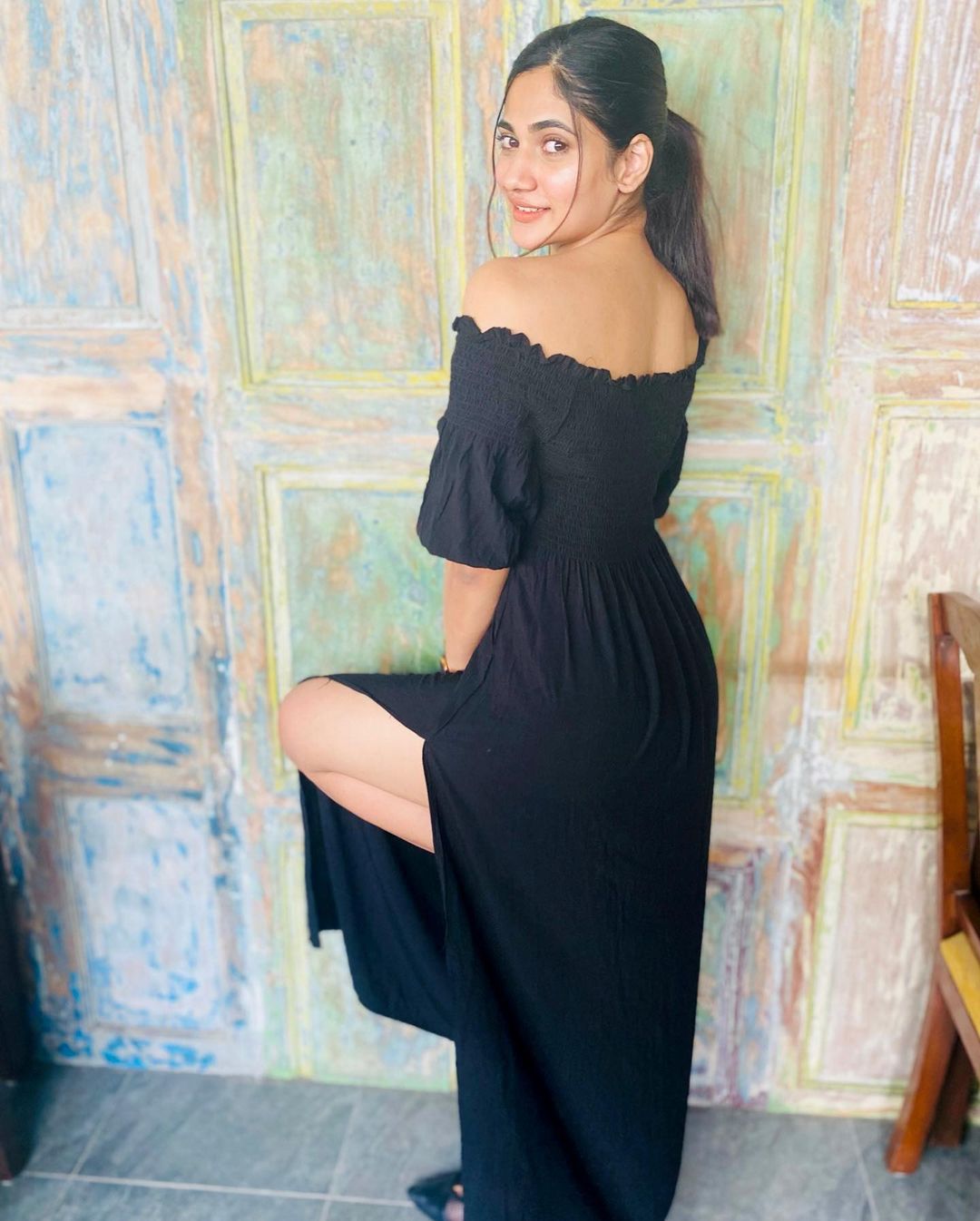 losliya hot photos getting viral on social media in black modern dress