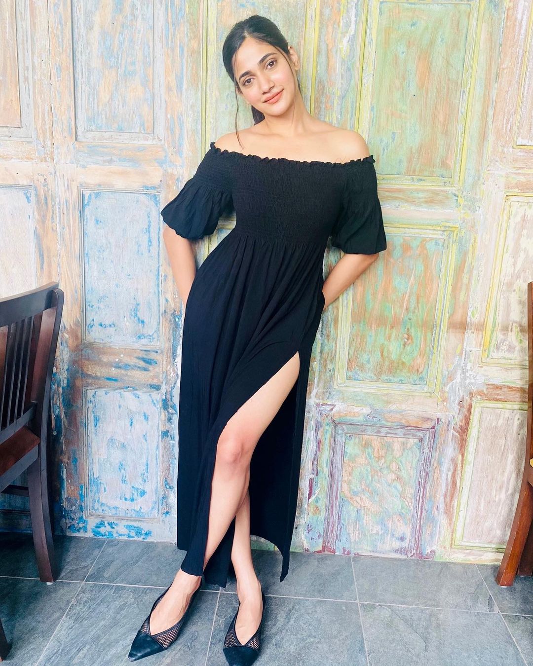 losliya hot photos getting viral on social media in black modern dress