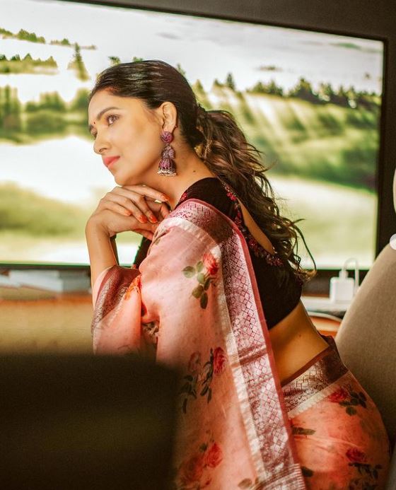 vani bhojan hot video in ocean side getting trending