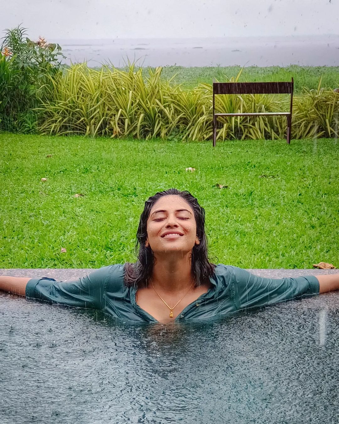 actress indhuja ravichandran hot photos in bedroom