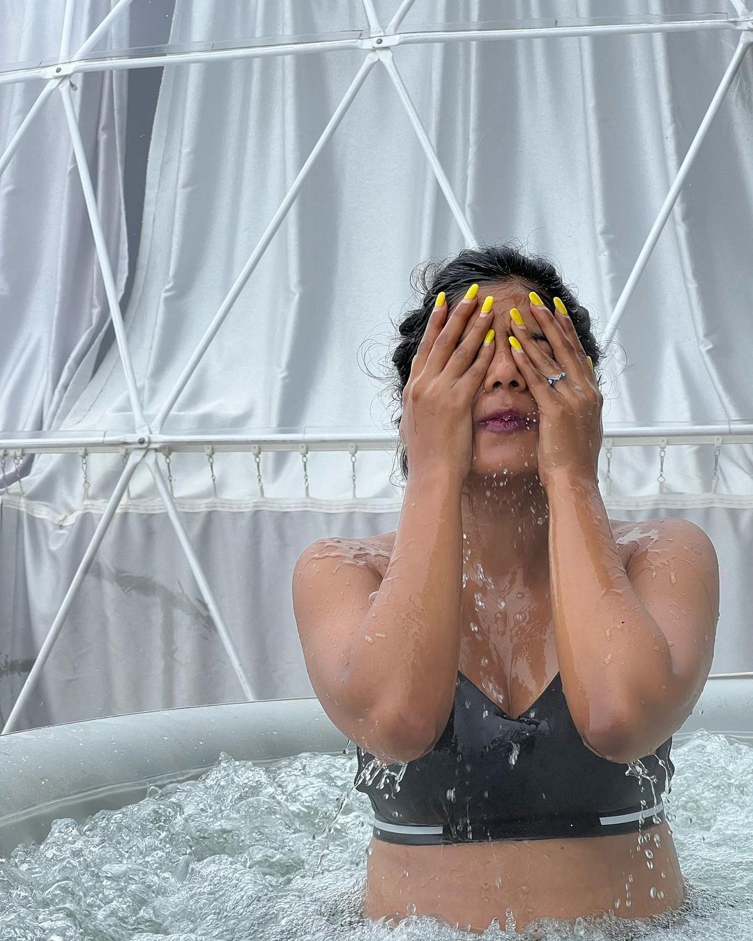 vj parvathy hot photos from tourist place