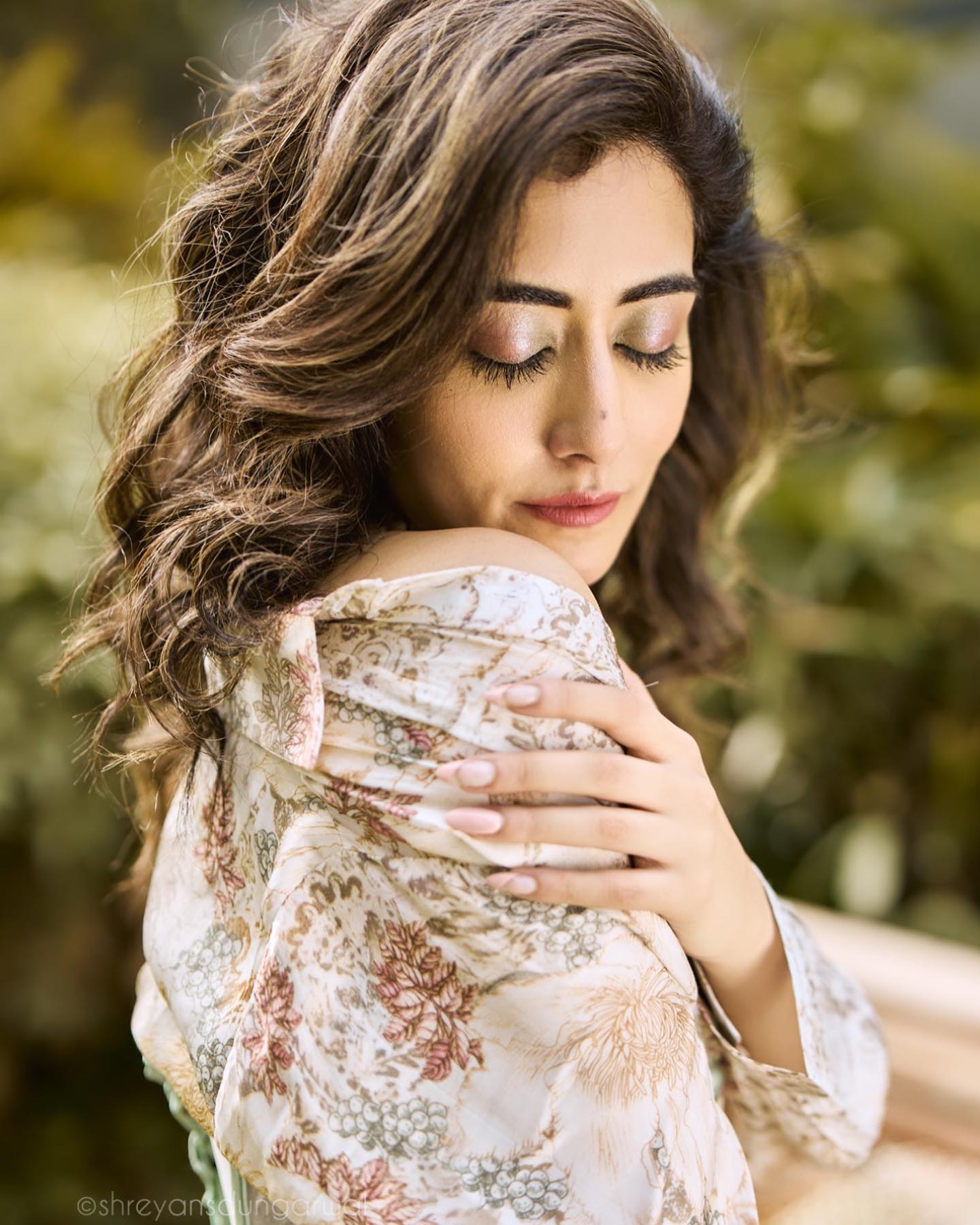 jonita gandhi hot posing in glamour hot photos