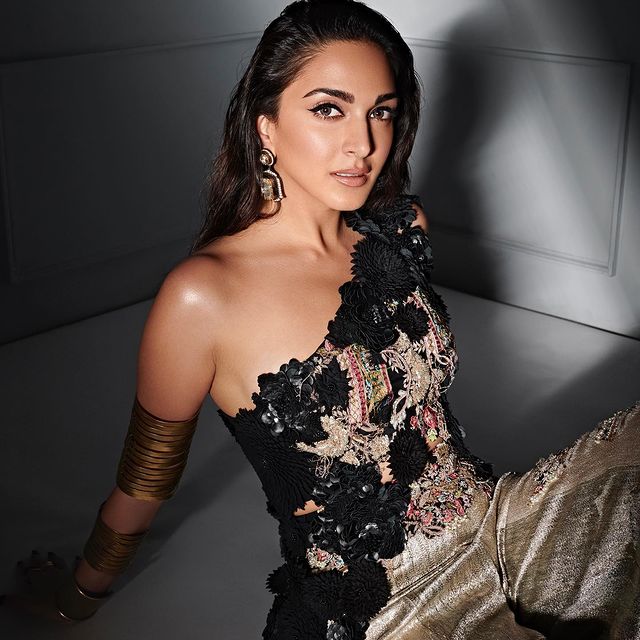 kiara advani hot photos showing hot glamour getting viral