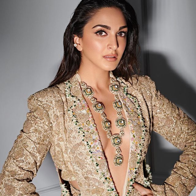 kiara advani hot photos showing hot glamour getting viral