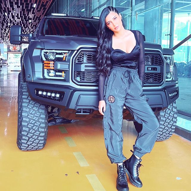 actress shruthi haasan hot photos in short tops and long pant