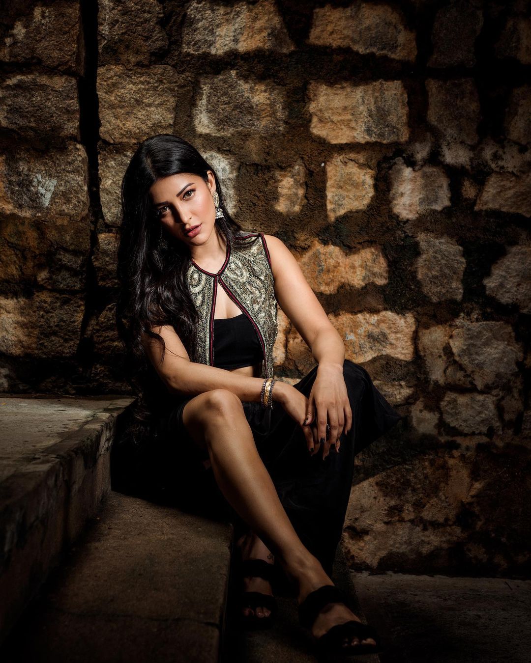 actress shruthi haasan hot photos in short tops and long pant