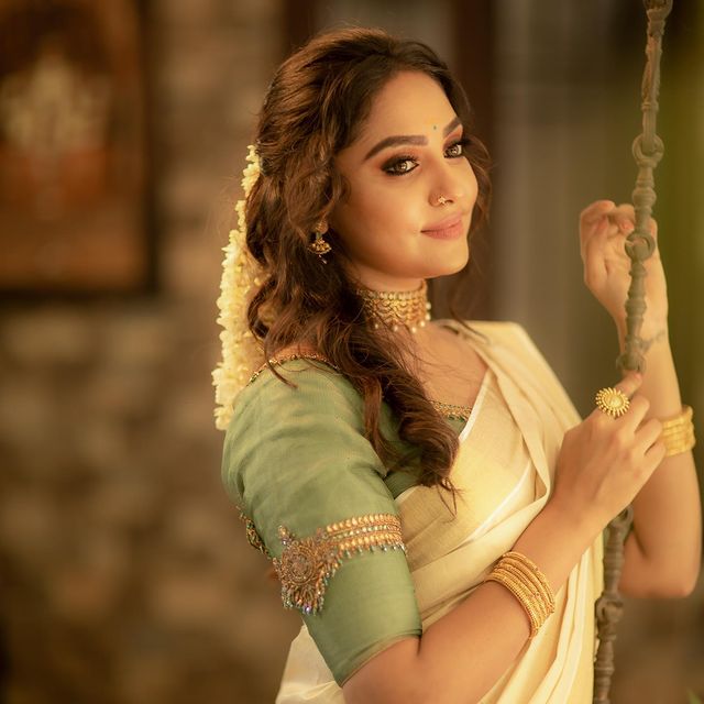 smruthi venkat hot photos in malayali saree