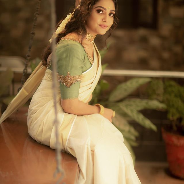 smruthi venkat hot photos in malayali saree