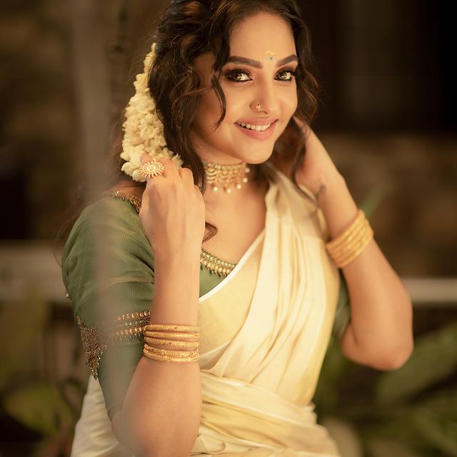 smruthi venkat hot photos in malayali saree