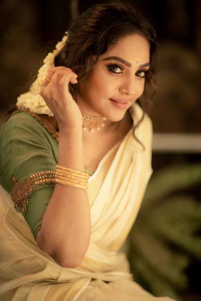 smruthi venkat hot photos in malayali saree