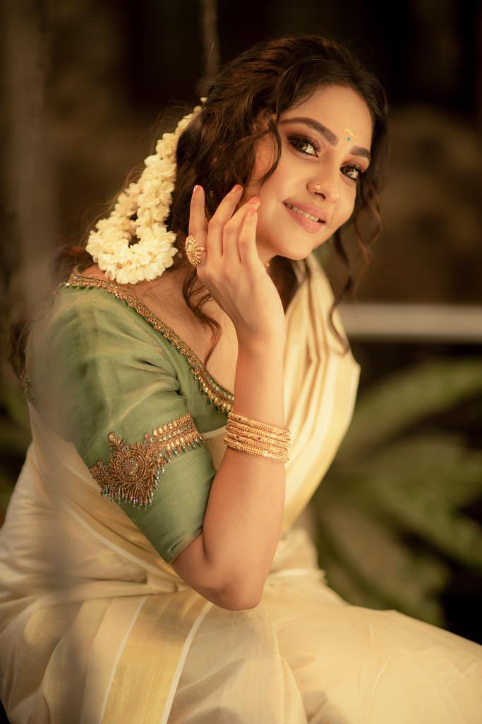 smruthi venkat hot photos in malayali saree