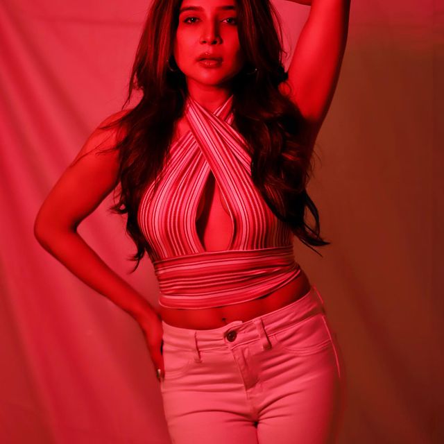 actress sakshi agarwal hot photos trending in social media