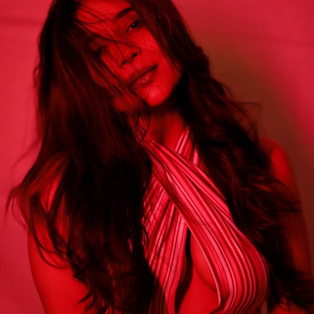 actress sakshi agarwal hot photos trending in social media