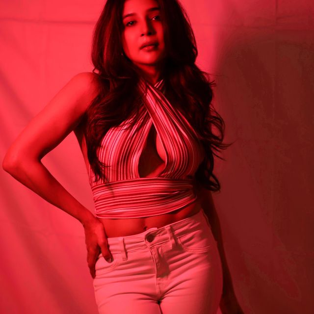 actress sakshi agarwal hot photos trending in social media