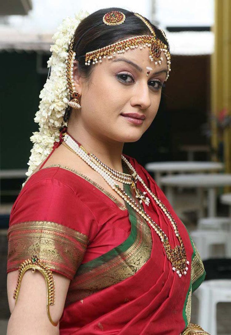 sonia agarwal mehandi photo creates rumours on remarriage
