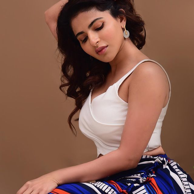 actress iswarya menon hot photos in modern dress side pose