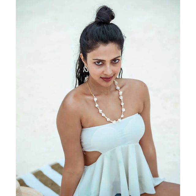 amala paul hot photos in beach shore getting viral