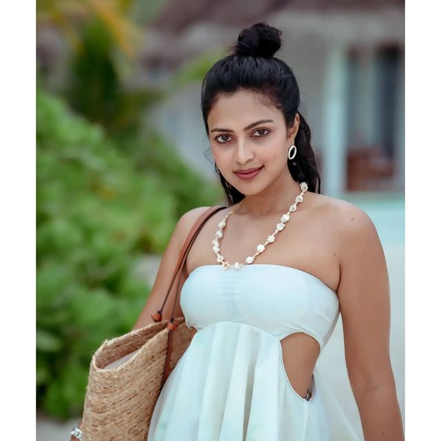 amala paul hot photos in beach shore getting viral