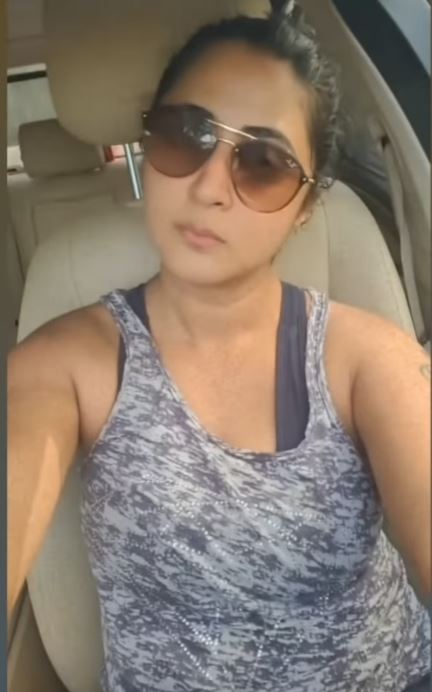 actress kanika hot photos in short dress getting viral