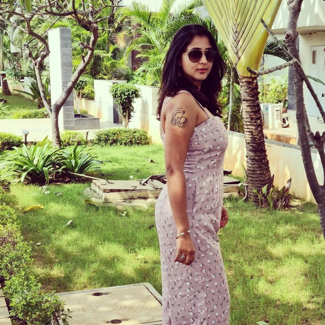 actress kanika hot photos in short dress getting viral