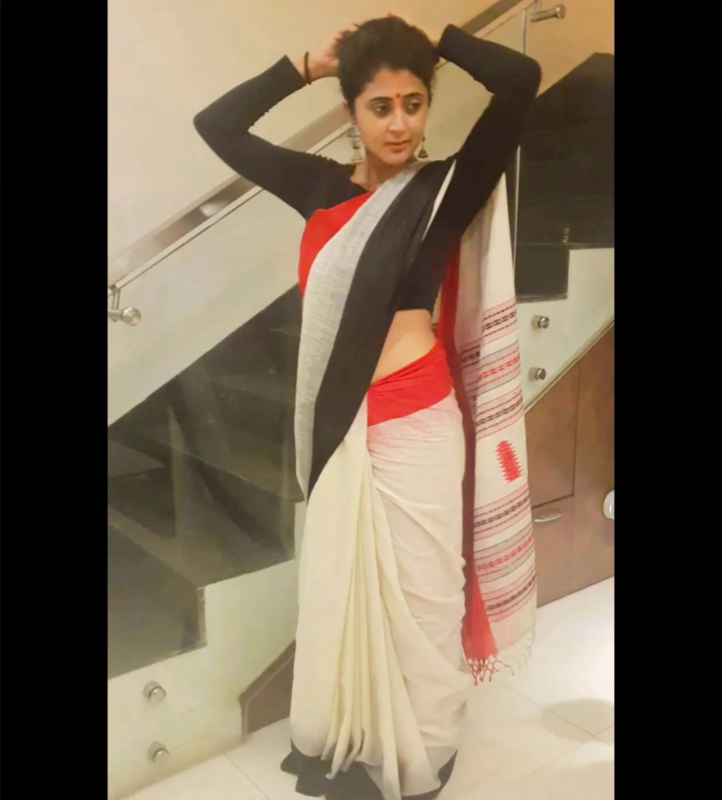 actress kanika hot photos in short dress getting viral