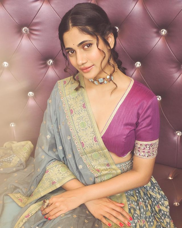 actress losliya hot photos getting viral on social media