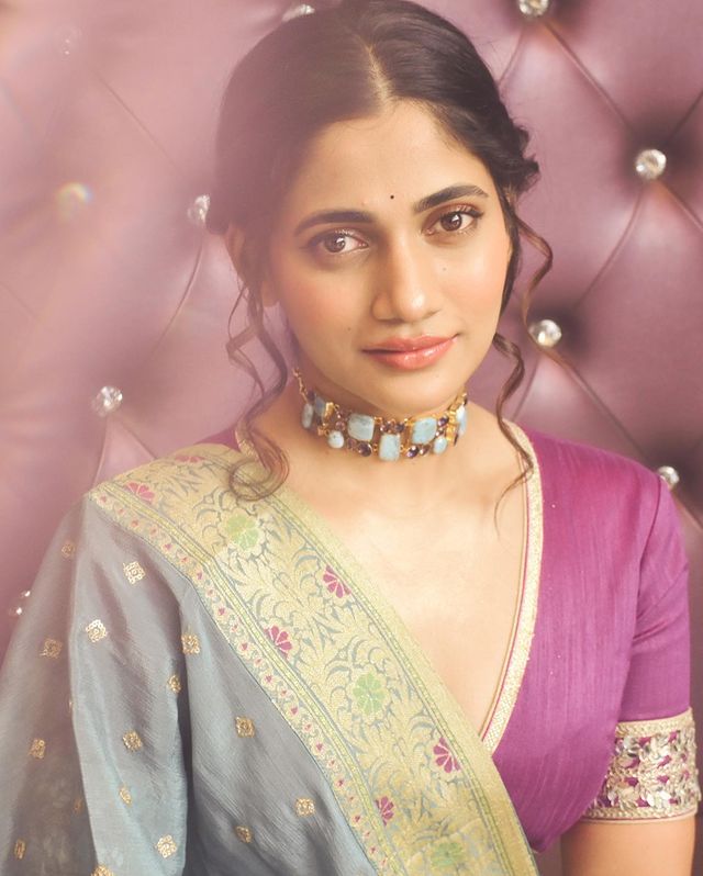 actress losliya hot photos getting viral on social media