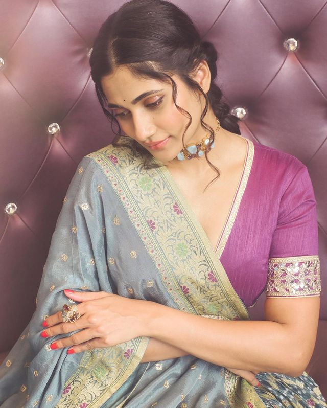 actress losliya hot photos getting viral on social media