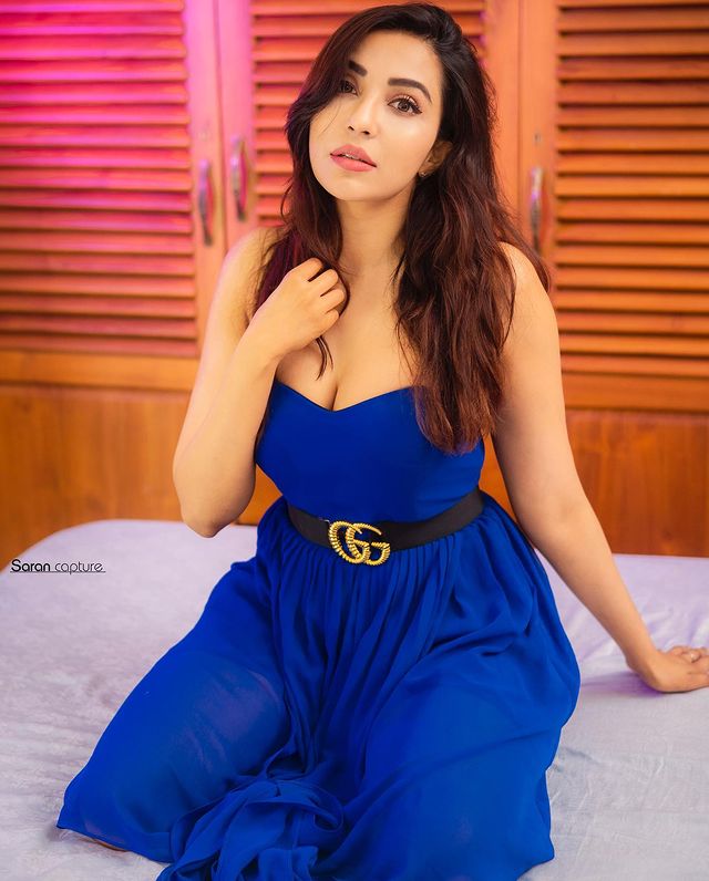 parvati nair hot photos in sleeveless gown getting viral
