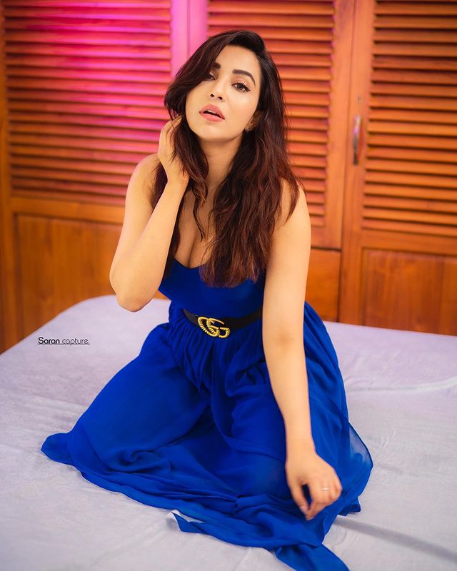 parvati nair hot photos in sleeveless gown getting viral