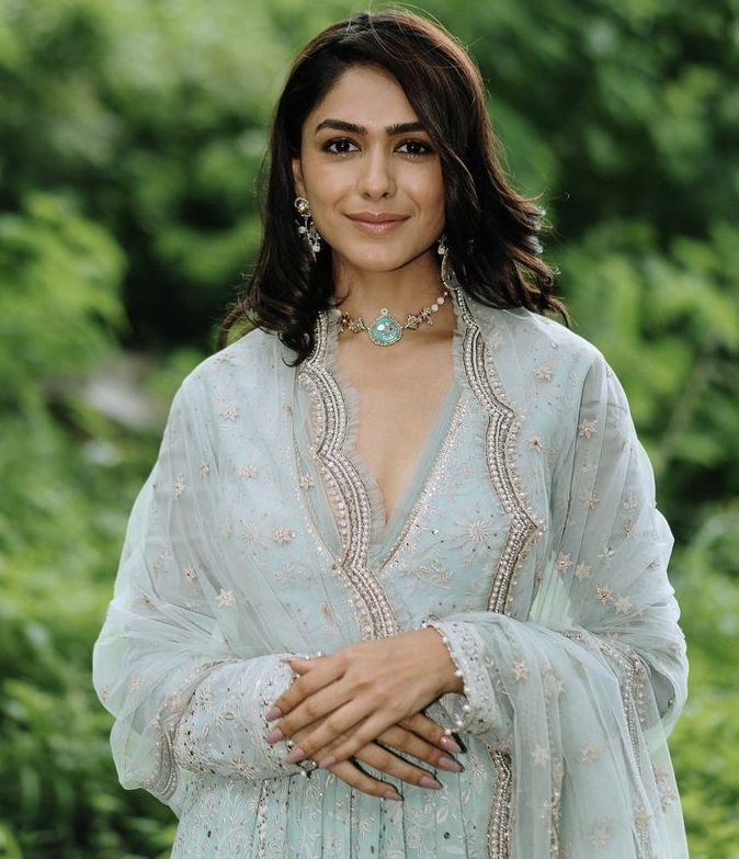 actress mrunal thakuar hot photos in topless getting viral