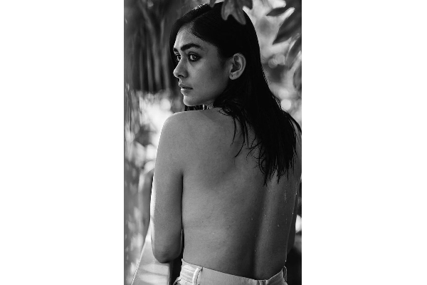 actress mrunal thakuar hot photos in topless getting viral