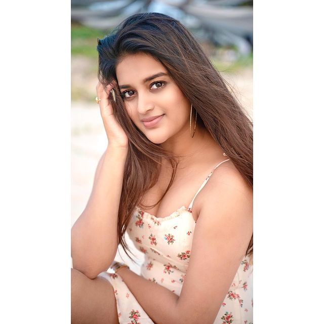actress nidhi agerwal hot photos and video getting viral