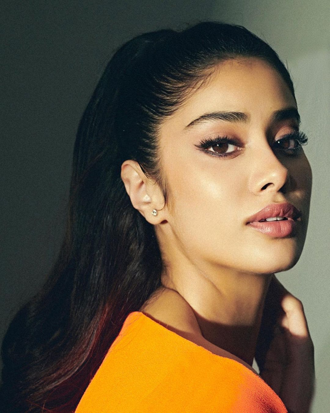 actress janhvi kapoor hot photos getting viral on social media