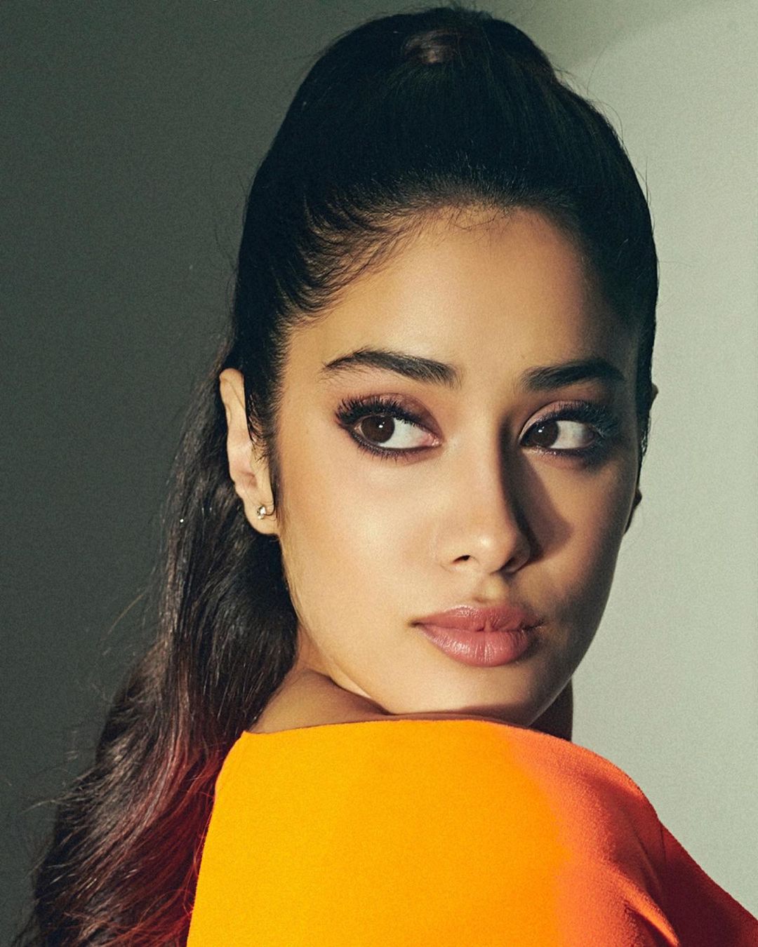 actress janhvi kapoor hot photos getting viral on social media