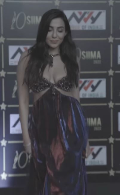 actress parvati nair hot photos in modern dress getting viral