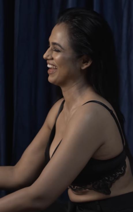 ramya pandian hot photos in white color inners getting viral on social media