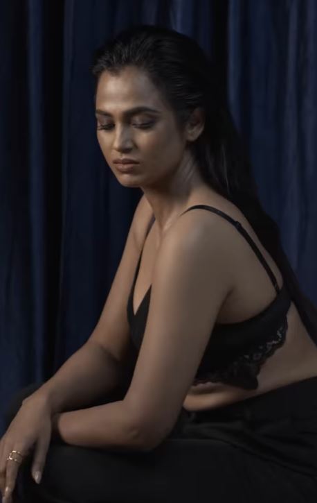 netizens comment on photographer of ramya pandiyan photoshoot getting viral