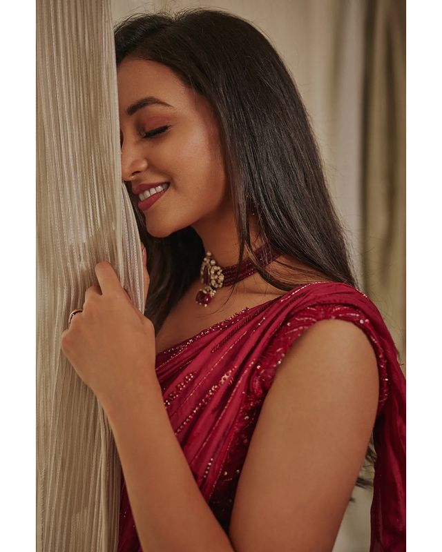 srinidhi shetty hot photos getting viral on social media