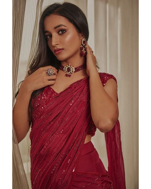 srinidhi shetty hot photos getting viral on social media