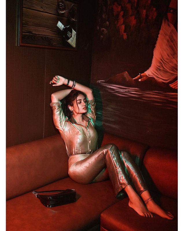 teju ashwini latest hot photos and video in shining golden dress getting viral