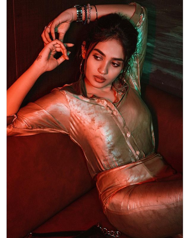 teju ashwini latest hot photos and video in shining golden dress getting viral