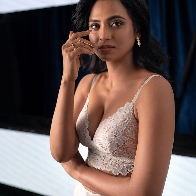 ramya pandian hot photos in white color inners getting viral on social media