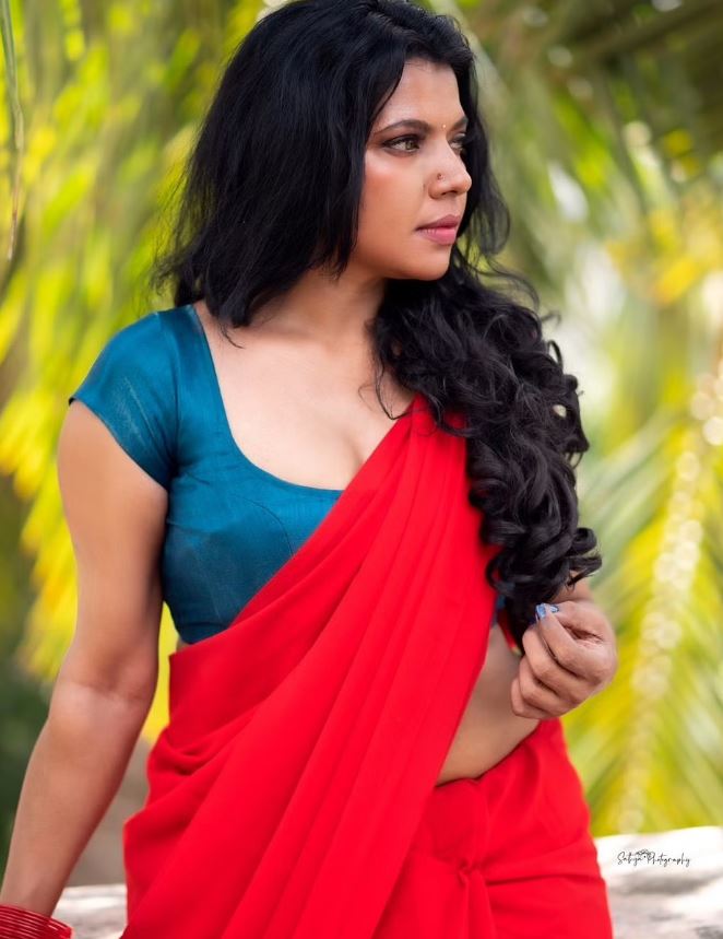 sandy master ex wife kajal pasupathy visits sandy master and clicks photo with his children and wife