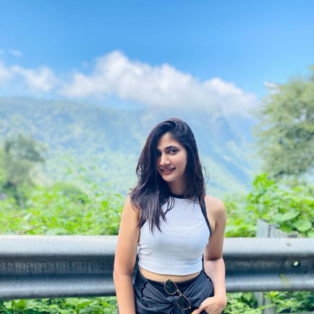 losliya hot photos showing thigh and hip trending