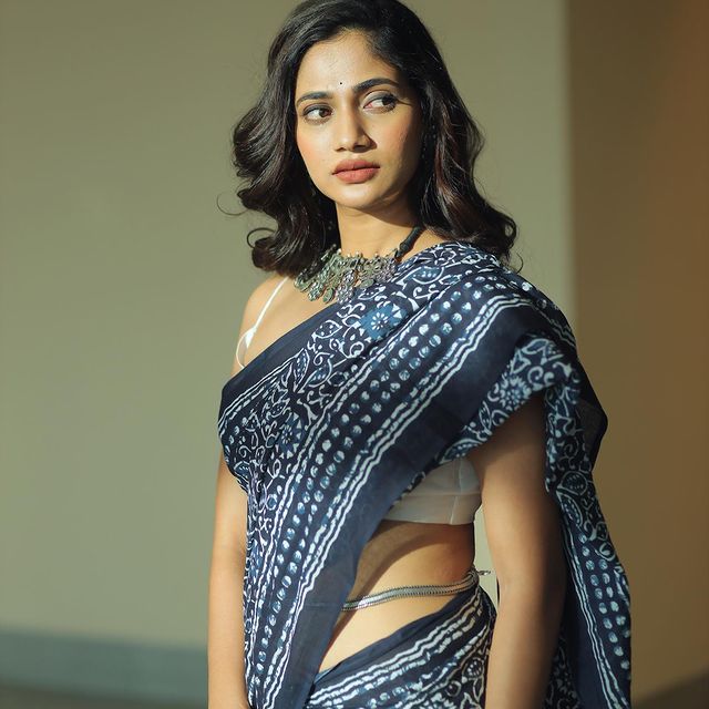 losliya hot photos showing thigh and hip trending