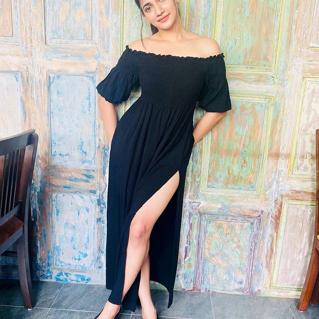 losliya hot photos showing thigh and hip trending