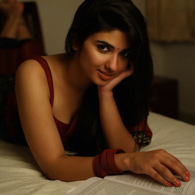 actress pragya nagra hot photos in saree getting viral